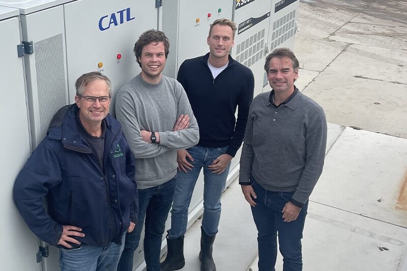 Gezamelijke foto met medewerkers van Envitron, G.P. Burger, Grid-on en Edmij.